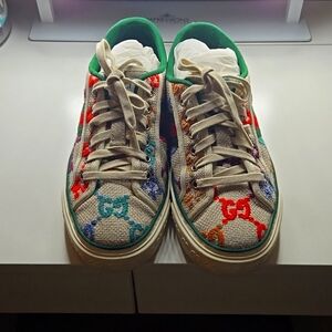 Gucci size 5 in men's 9-9.5 Women